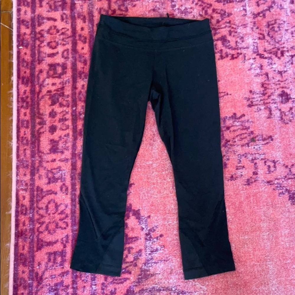 Lululemon black crop leggings 21 inches size 6